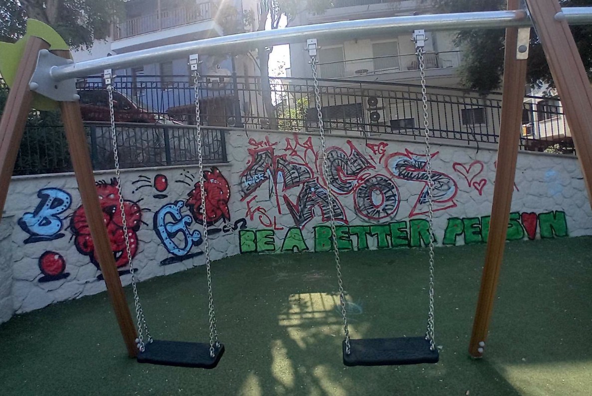 Δήμος Θεσσαλονίκης: Βανδαλίστηκε η πλήρως ανακατασκευασμένη παιδική χαρά στην πλατεία Τερψιθέας στην Άνω Πόλη