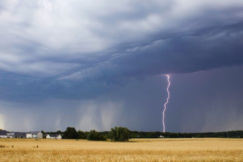 Ιράν: Ηπιότερες από τις προαναγγελθείσες οι αμερικανικές κυρώσεις – Υποχωρεί το ριάλ ενώ η Τεχεράνη επικήρυξε τον Μπάρον Τραμπ