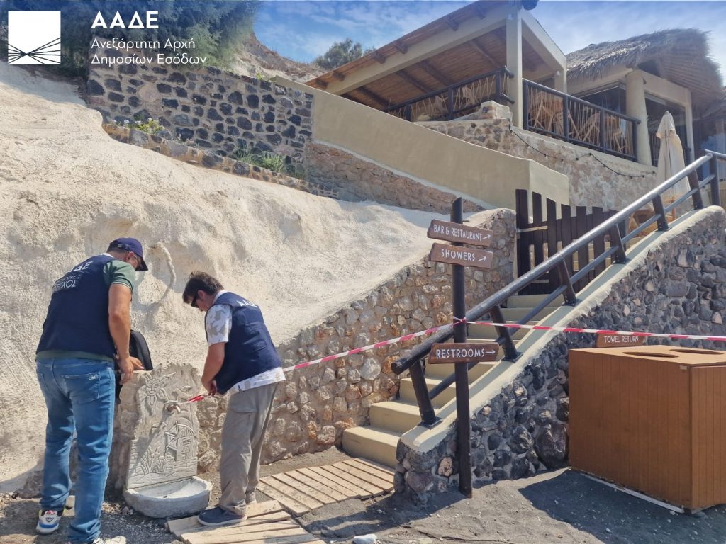 ΑΑΔΕ: Λουκέτα και πρόστιμα σε Σαντορίνη και Νάξο για φορολογικές παραβάσεις χιλιάδων ευρώ