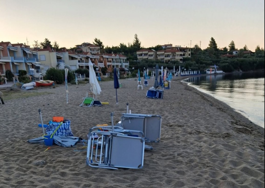 Χαλκιδική: Απελευθερώθηκε η παραλία της Γερακινής από πακτωμένες ομπρέλες και ξαπλώστρες