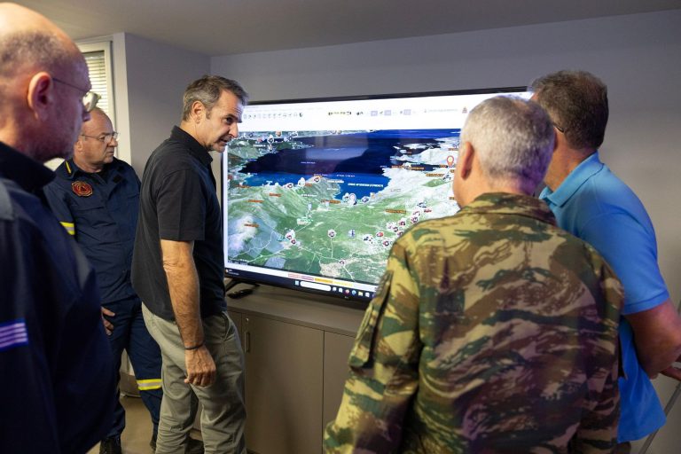 Στο Συντονιστικό της Πολιτικής Προστασίας Μητσοτάκης και Τασούλας