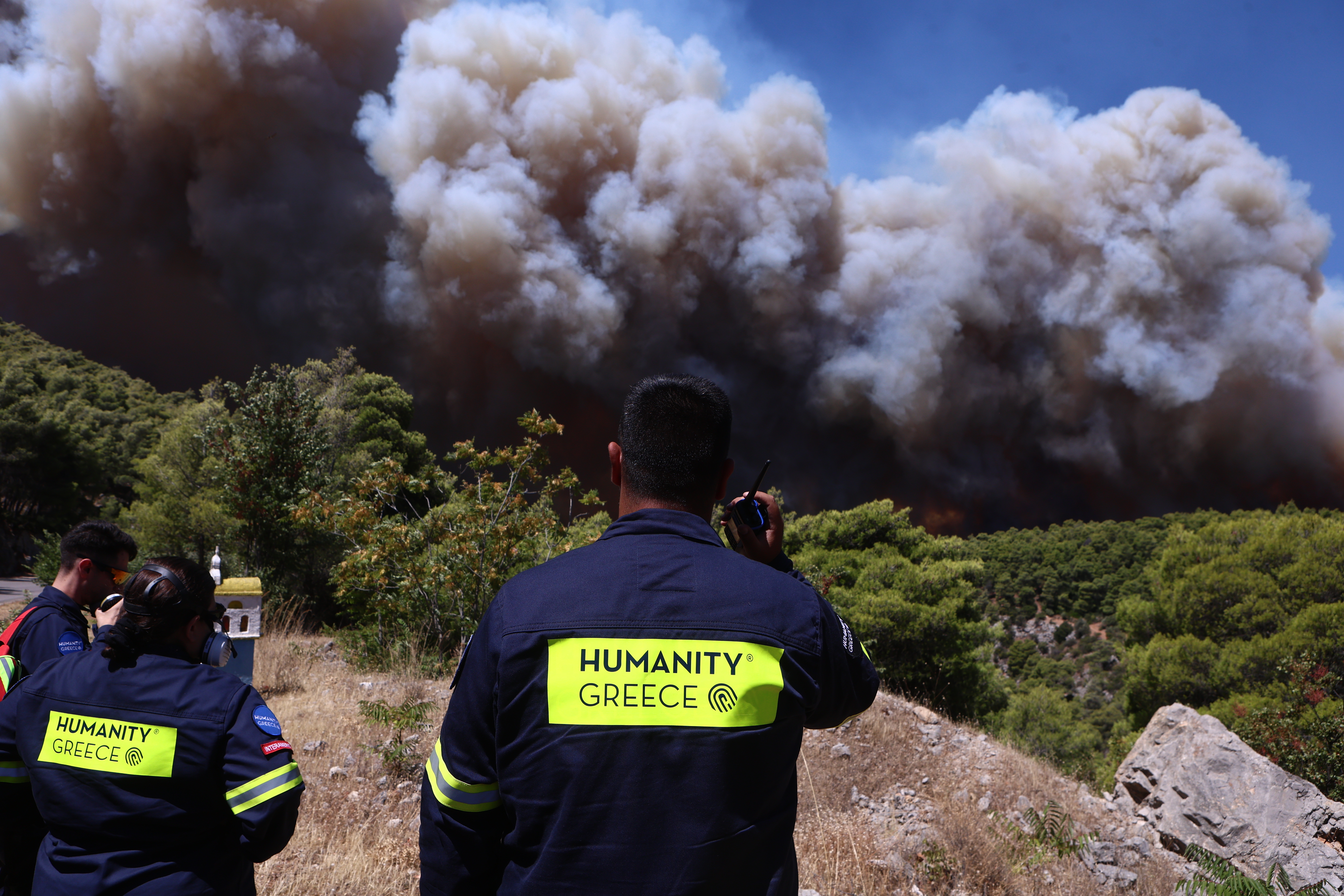Ενισχύθηκαν οι πυροσβεστικές δυνάμεις στα πύρινα μέτωπα σε Βοιωτία και Αττική – Eπιχειρούν 420 πυροσβέστες με 20 ομάδες δασοκομάντων