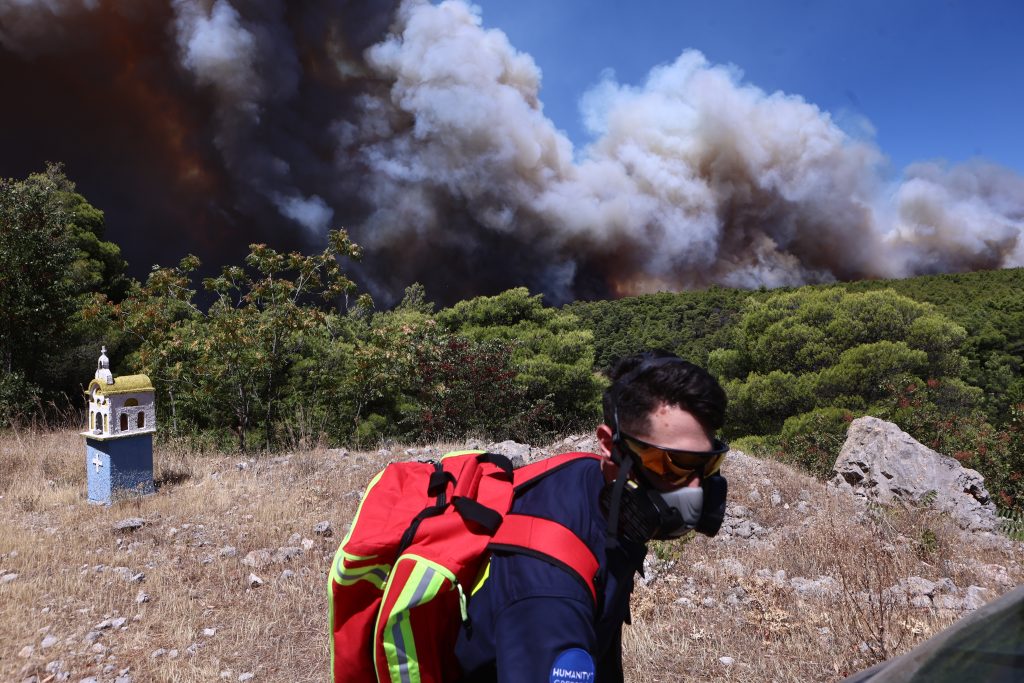 Στις φλόγες το Πόρτο Γερμενό: Oι άνεμοι οδηγούν τη φωτιά προς Κιθαιρώνα και Ψάθα – Καίγονται σπίτια, μήνυμα 112 για εκκένωση προς τα Βίλια