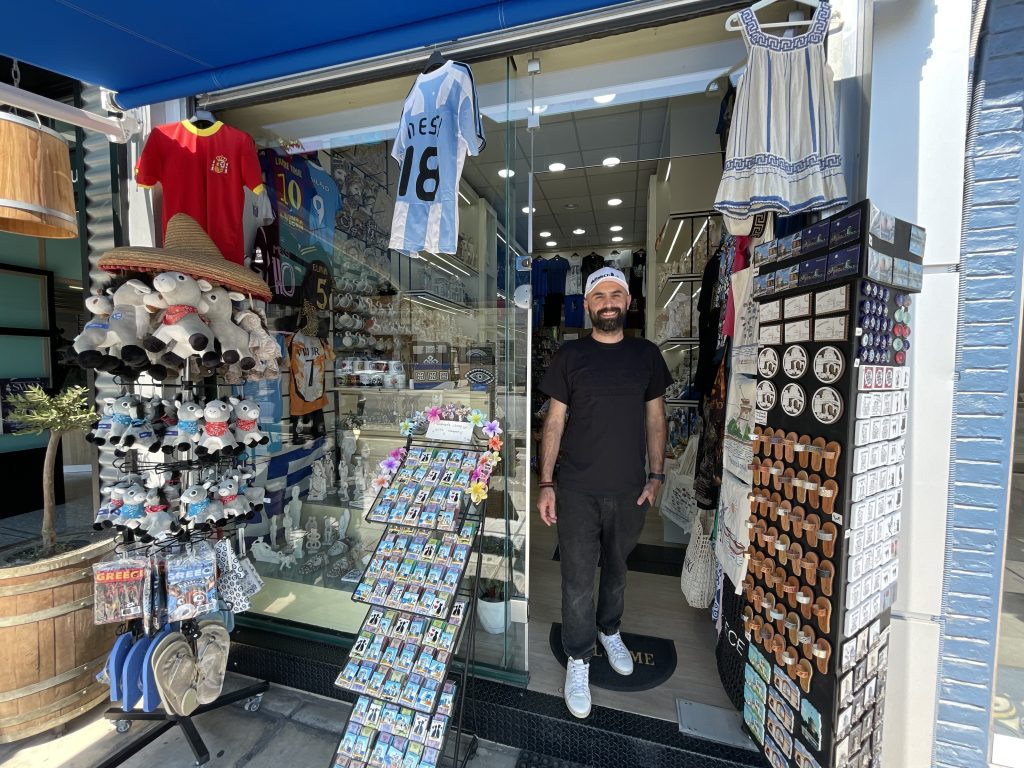 Από μαγνητάκι Λευκός Πύργος μέχρι σουβενίρ με μαίανδρο για τον σκύλο και τη γάτα παίρνουν οι τουρίστες από τη Θεσσαλονίκη