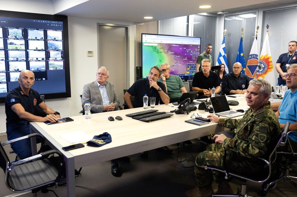 Στο Συντονιστικό της Πολιτικής Προστασίας Μητσοτάκης και Τασούλας