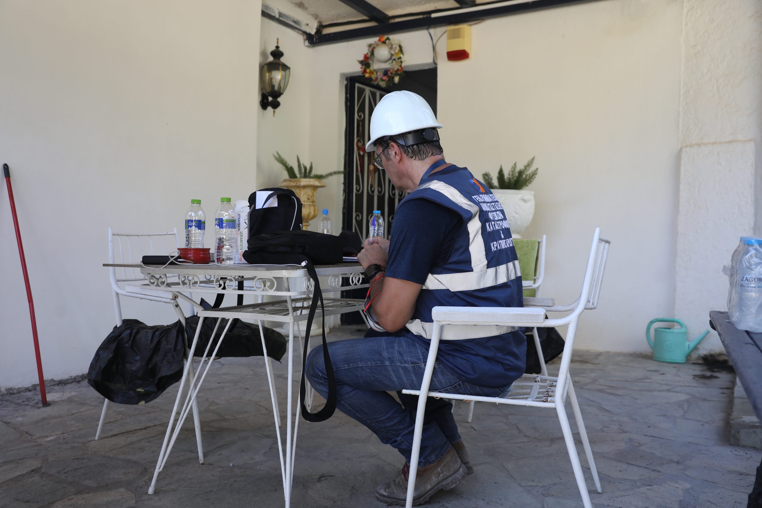 Σαλαμίνα: Άρχισαν οι αυτοψίες – Έρευνα στο σημείο «μηδέν» για να διαπιστωθεί πώς ξεκίνησε η πυρκαγιά