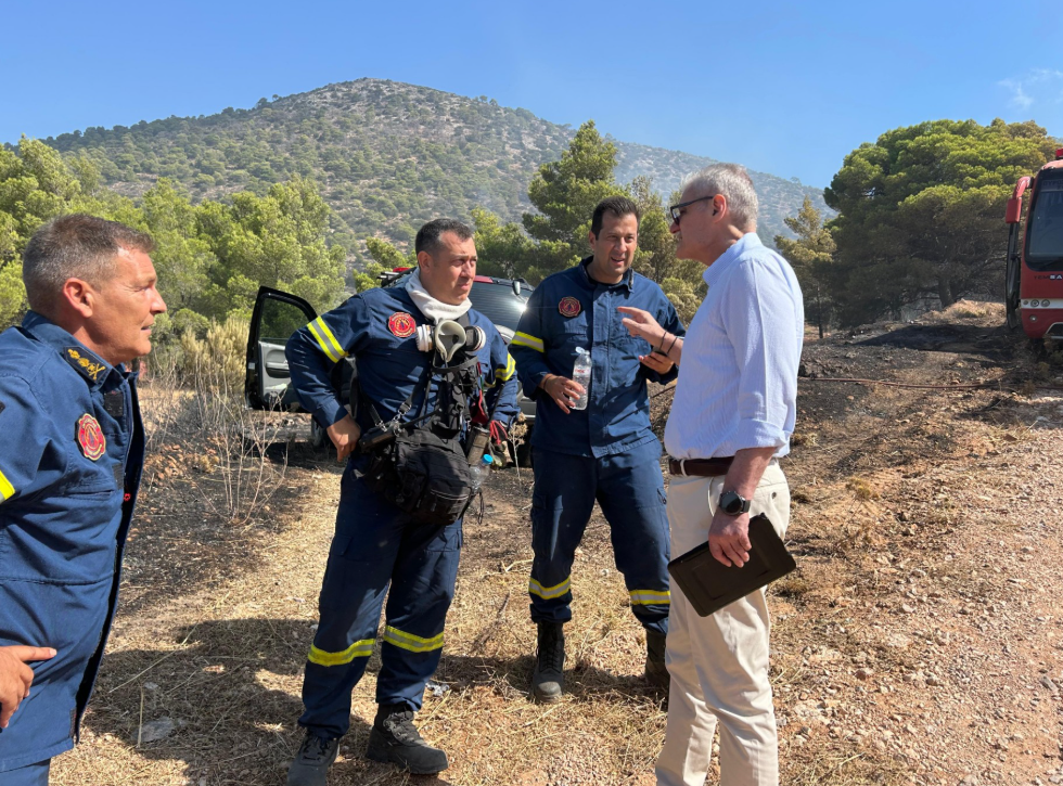 Κουβαράς: Βελτιωμένη η εικόνα από την πυρκαγιά, παραμένουν καπνογόνα σημεία – Προβληματίζουν οι ισχυροί άνεμοι