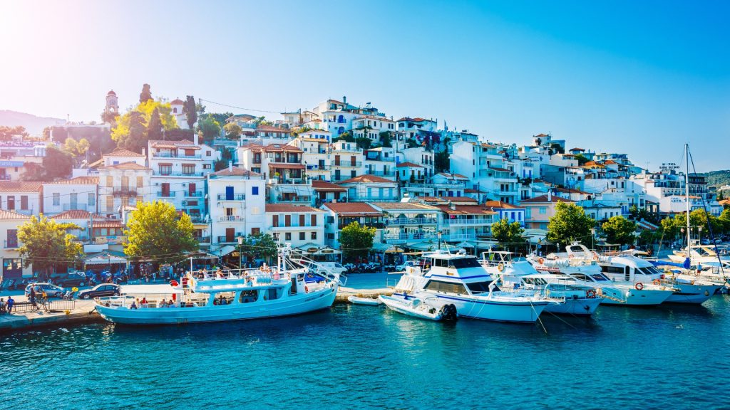 Σκιάθος: Περισσότερες αφίξεις, αλλά μικρότερη παραμονή και συγκρατημένη κατανάλωση