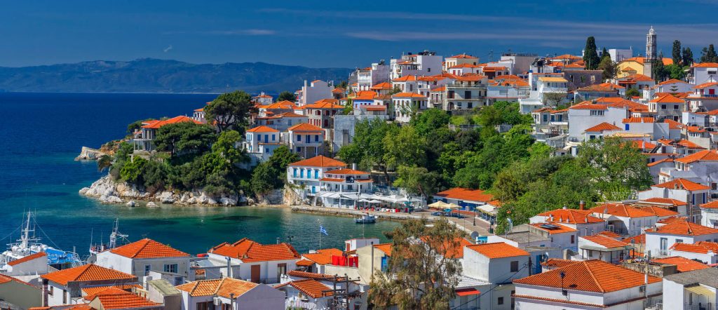 Σκιάθος: Περισσότερες αφίξεις, αλλά μικρότερη παραμονή και συγκρατημένη κατανάλωση