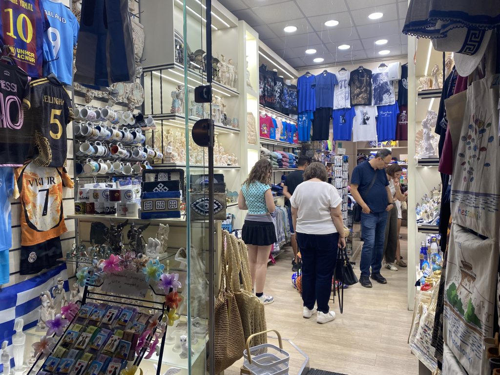 Από μαγνητάκι Λευκός Πύργος μέχρι σουβενίρ με μαίανδρο για τον σκύλο και τη γάτα παίρνουν οι τουρίστες από τη Θεσσαλονίκη