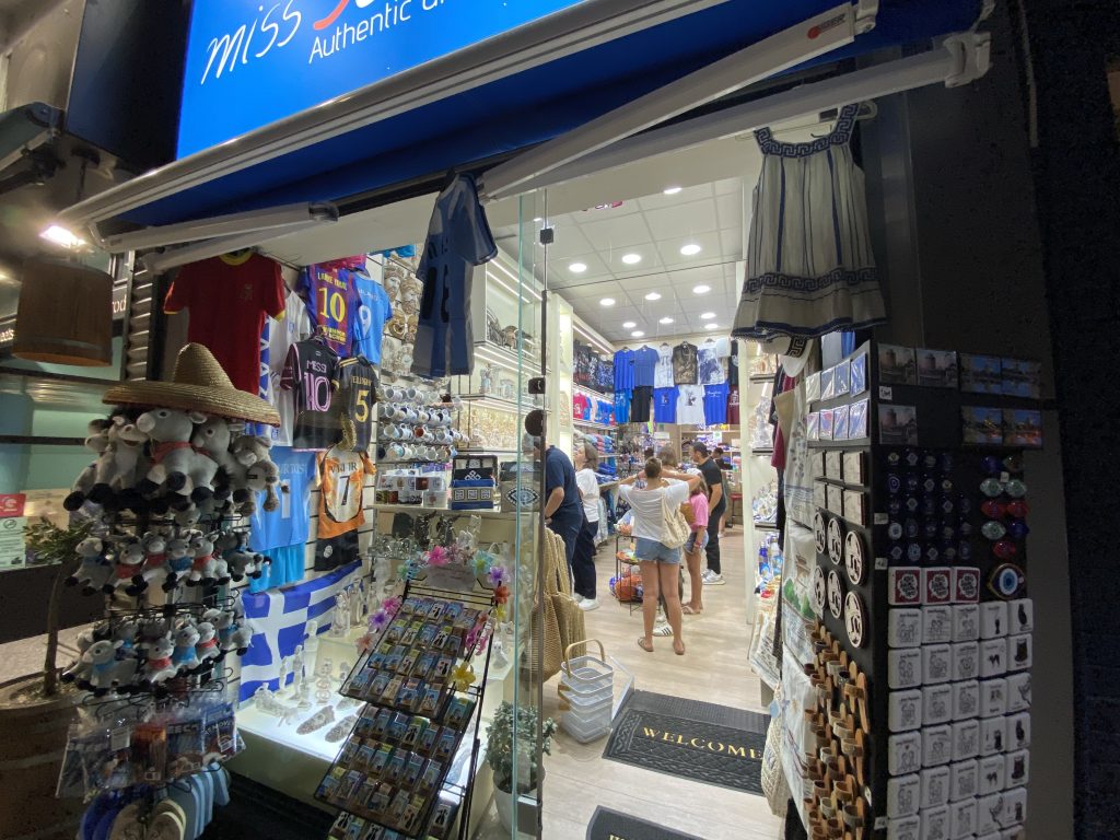 Από μαγνητάκι Λευκός Πύργος μέχρι σουβενίρ με μαίανδρο για τον σκύλο και τη γάτα παίρνουν οι τουρίστες από τη Θεσσαλονίκη