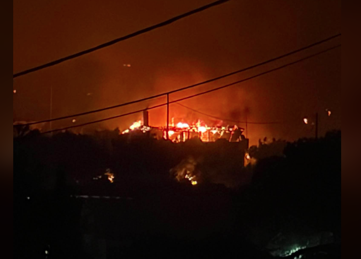 Σπίτια στις φλόγες στο Πόρτο Γερμενό – ΄Ηχησαν 112 για απεγκλωβισμούς με σκάφος του Λιμενικού και εκκένωση της Ψάθας
