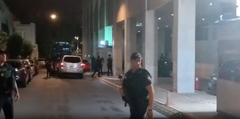 Μένουμε στο σπίτι <br/> και διαβάζουμε ένα καλό βιβλίο