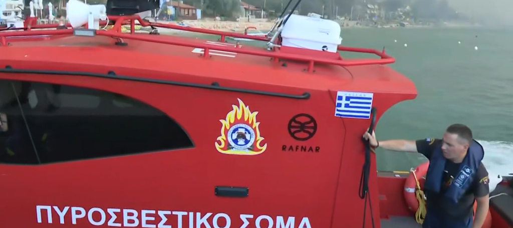 Απομάκρυνση δια θαλάσσης σε Σίβηρη & Φούρκα: Πολίτες επιβιβάζονται σε ιδιωτικά σκάφη, πλωτά μέσα της Πυροσβεστικής και του Λιμενικού