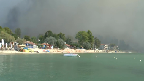 Υπό μερικό έλεγχο η φωτιά κοντά στο στρατόπεδο Καποτά στο Μενίδι