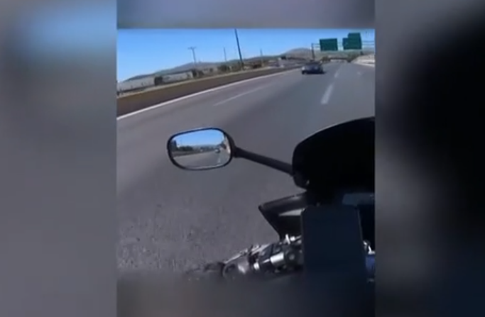 Αυτοκίνητο κινούνταν ανάποδα στην Αθηνών – Κορίνθου: Καταγράφηκε από κάμερα μηχανής