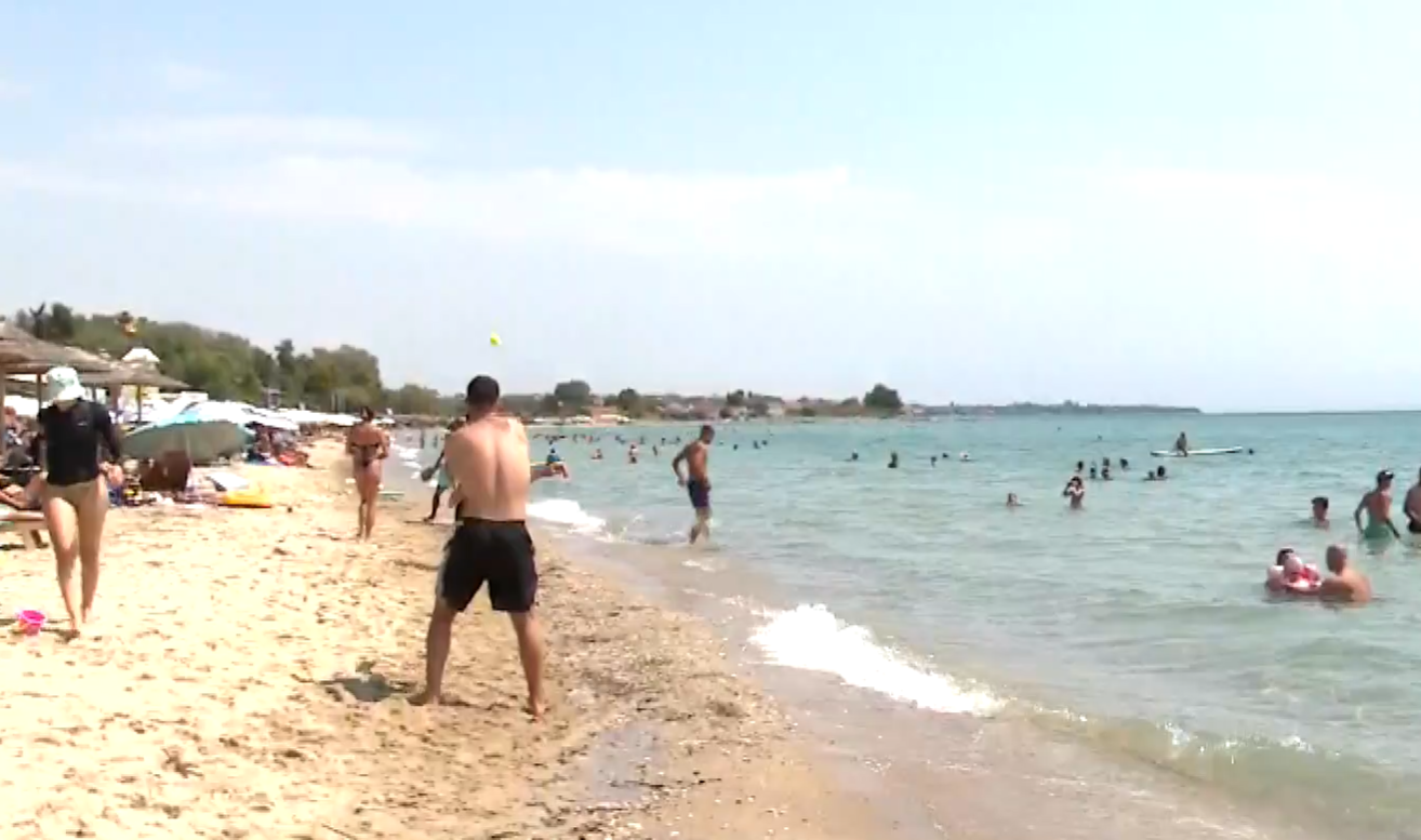 Χαλκιδική: Χρυσή άμμος και τιρκουάζ νερά πόλος έλξης για χιλιάδες επισκέπτες