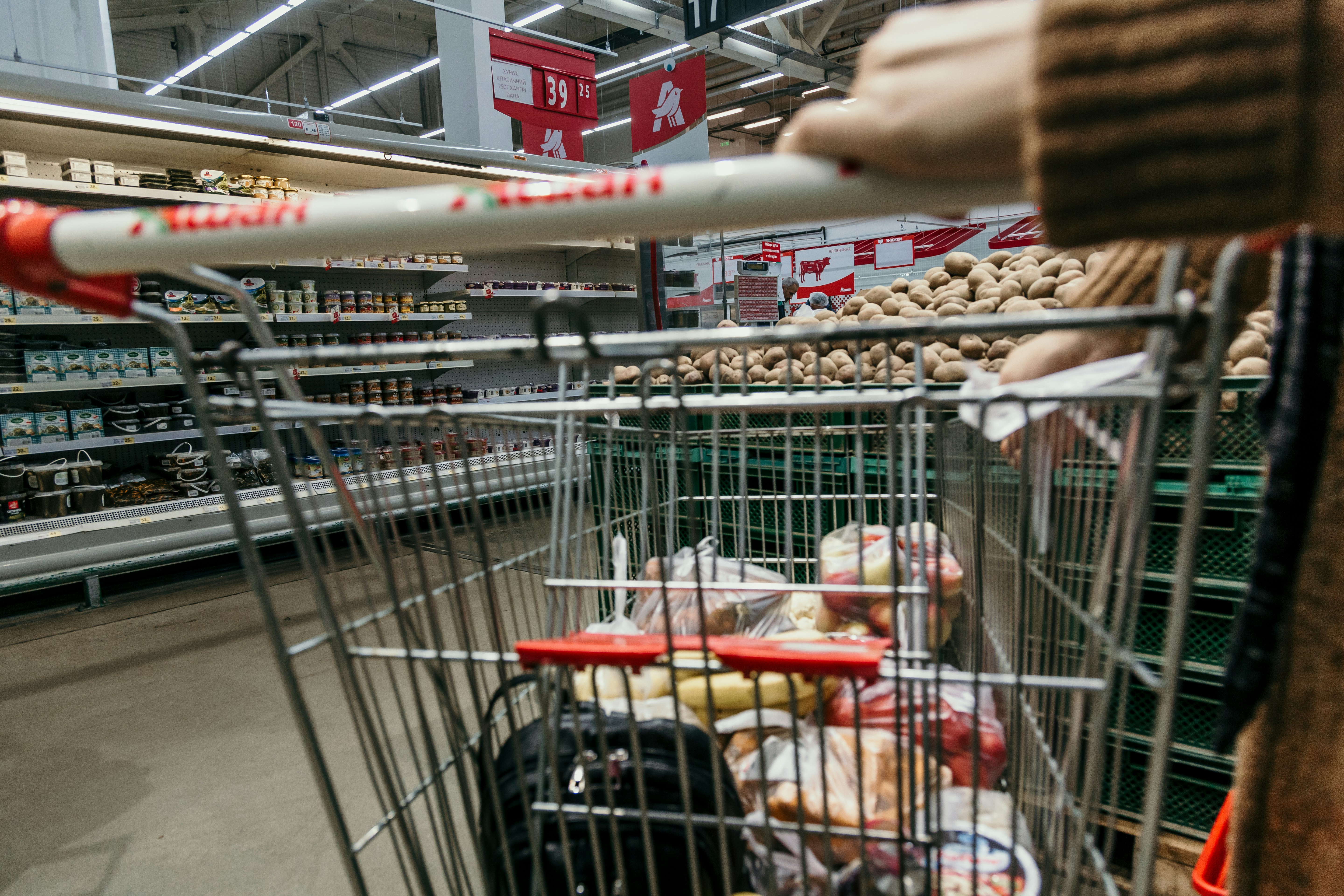 Μεσοσταθμική μείωση 9,5% σε 1.740 προϊόντα ανακοίνωσε το υπουργείο Ανάπτυξης – Για πρώτη φορά και κωδικοί κρέατος στην πρωτοβουλία
