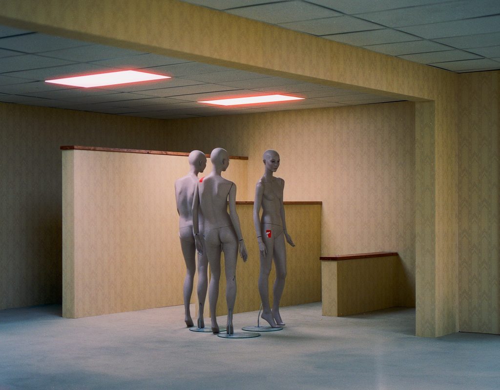 Ο δημιουργός του «Backrooms» Kane Parsons εξηγεί γιατί η μεγαλύτερη κινηματογραφική έκπληξη της χρονιάς στηρίζεται στην πρωτοτυπία της