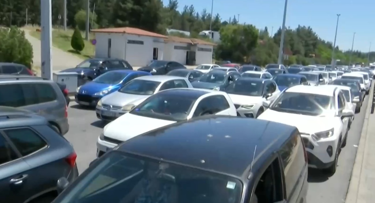 Ατέλειωτες ουρές στο τελωνείο των Ευζώνων: Αναστέλλονται οι βιομετρικοί έλεγχοι – Πάνω από 35.000 διελεύσεις την ημέρα