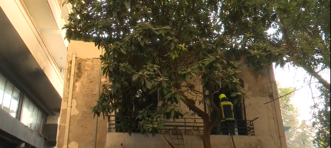 Θεσσαλονίκη: Υπό έλεγχο η φωτιά στο εγκαταλελειμμένο κτίριο – Δεν έχει εντοπιστεί άτομο