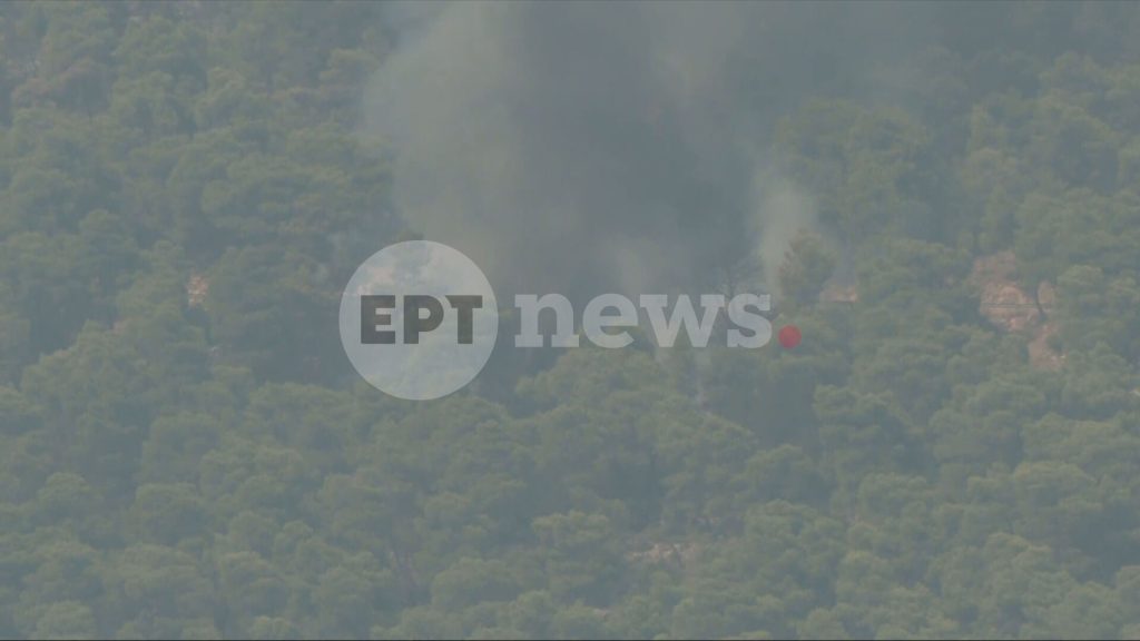 Σύγκρουση δύο ελικοπτέρων στο πύρινο μέτωπο της δυτικής Αττικής – Σώο το πλήρωμα του ενός, έρευνες για το δεύτερο σε εξέλιξη