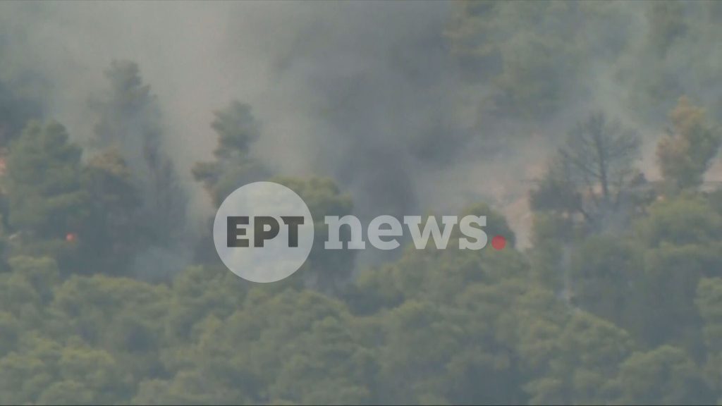 Σύγκρουση δύο ελικοπτέρων στο πύρινο μέτωπο της δυτικής Αττικής – Σώο το πλήρωμα του ενός, έρευνες για το δεύτερο σε εξέλιξη (Βίντεο)