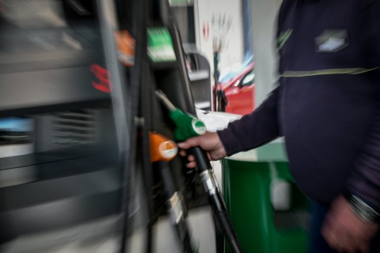 Καύσιμα: Νέα άνοδος από τα διυλιστήρια – Καλπάζει η τιμή του φυσκού αερίου ενώ υποχωρεί η τιμή του ηλεκτρικού ρεύματος