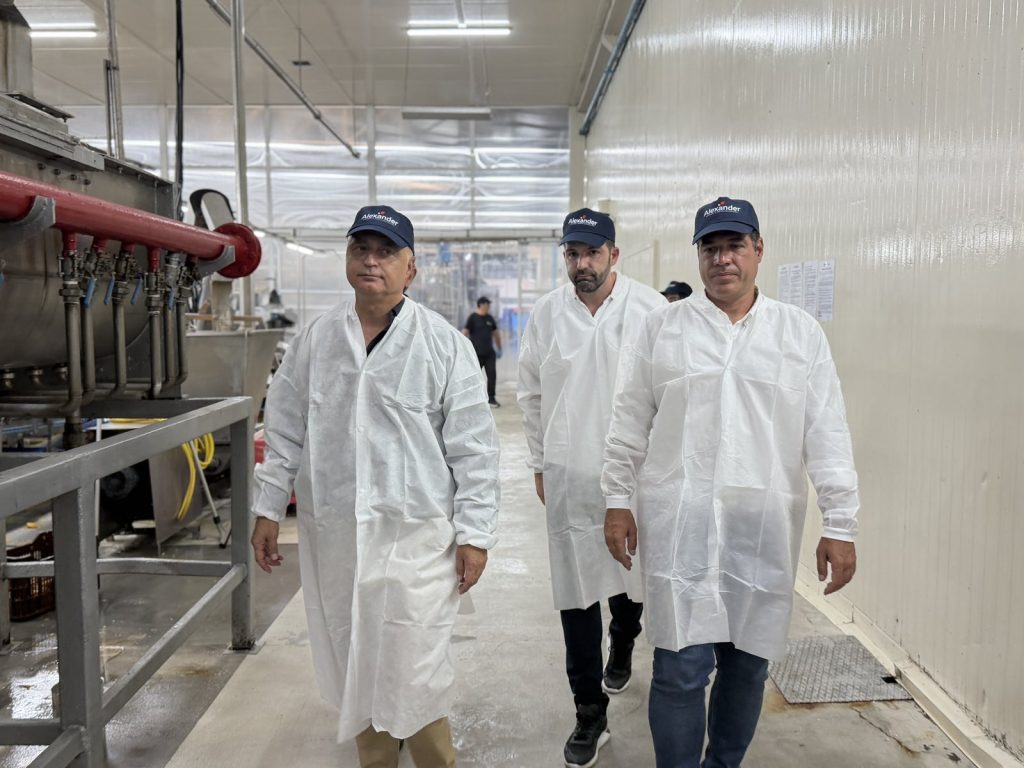 Βέροια: Κονσερβοποιία που απασχολεί πρόσφυγες από γειτονικές δομές επισκέφθηκε ο υπουργός Μετανάστευσης και Ασύλου Θ. Πλεύρης