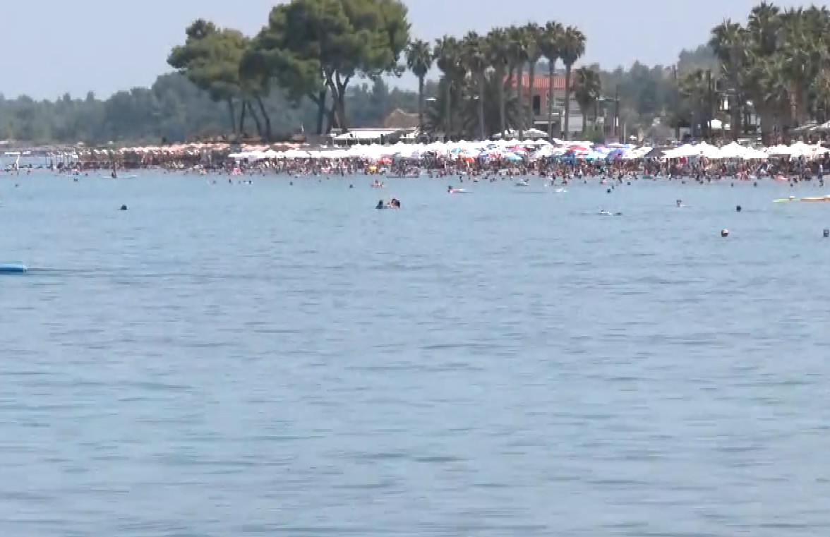 «Βουλιάζουν» από κόσμο οι παραλίες της Χαλκιδικής