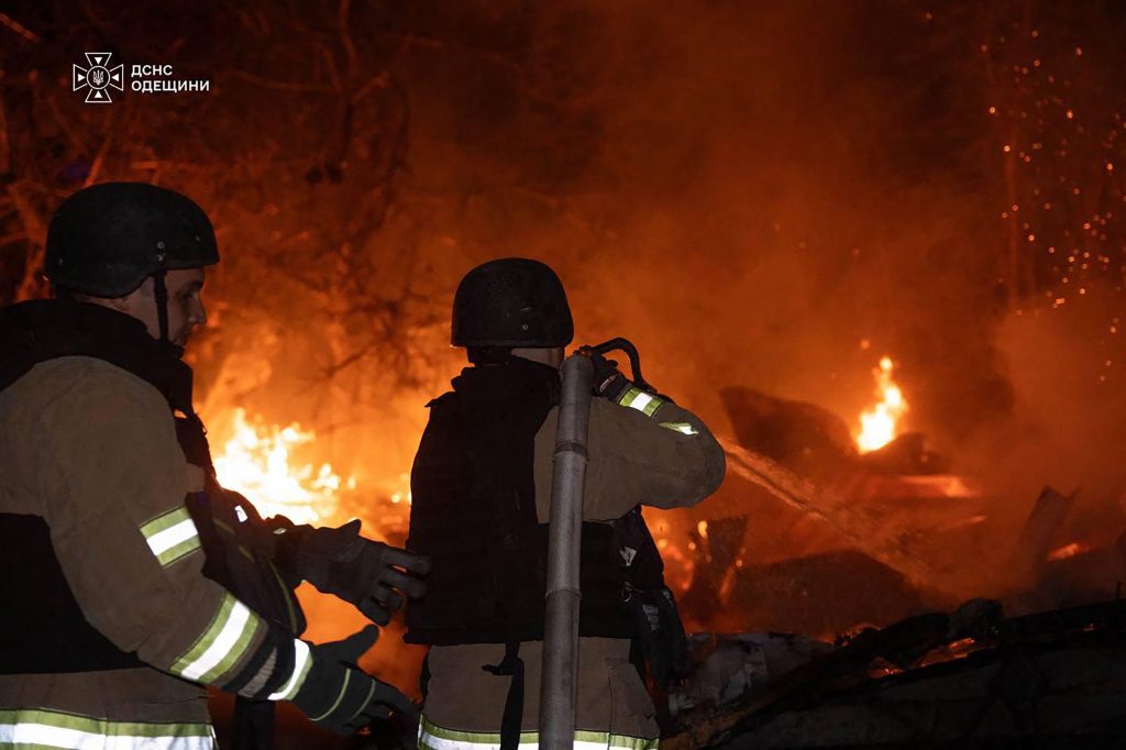 Η Ρωσία «σφυροκοπά» για ακόμα ένα βράδυ το Κίεβο, τουλάχιστον 12 νεκροί, εντείνονται – Πυκνώνουν οι επαφές στο διπλωματικό πεδίο