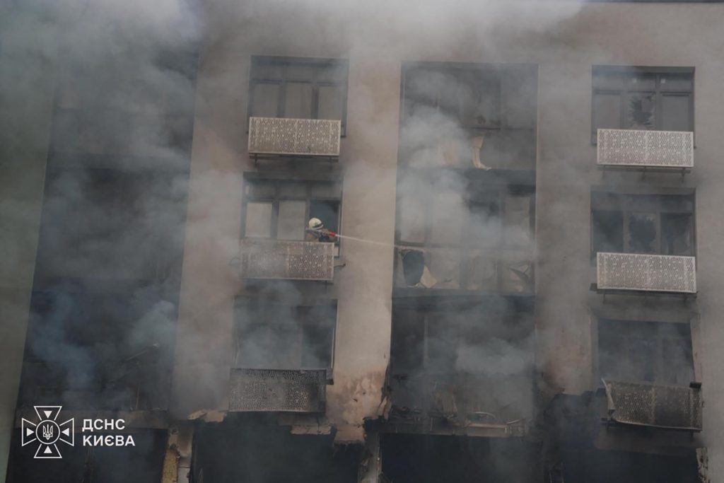Η Ρωσία «σφυροκοπά» για ακόμα ένα βράδυ το Κίεβο, τουλάχιστον 12 νεκροί, εντείνονται – Πυκνώνουν οι επαφές στο διπλωματικό πεδίο
