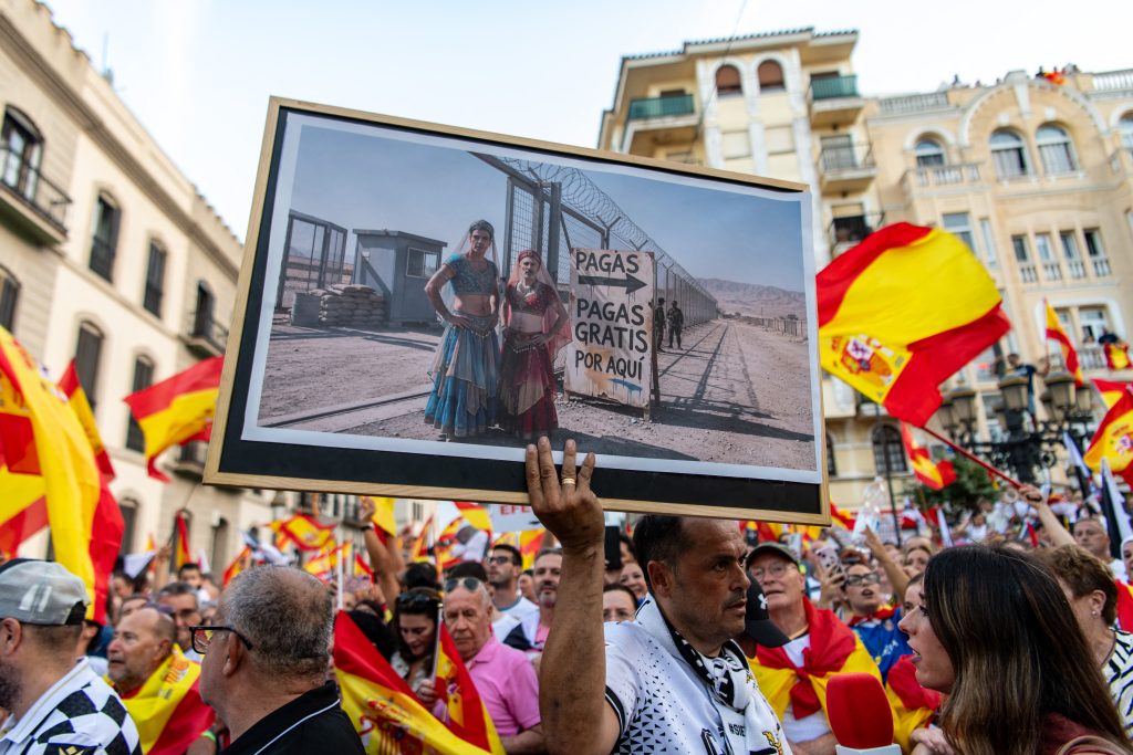 Θέουτα: Μαζικές διαδηλώσεις στην Ισπανία για τη μεταναστευτική κρίση – Στο στόχαστρο η κυβέρνηση Σάντσεθ