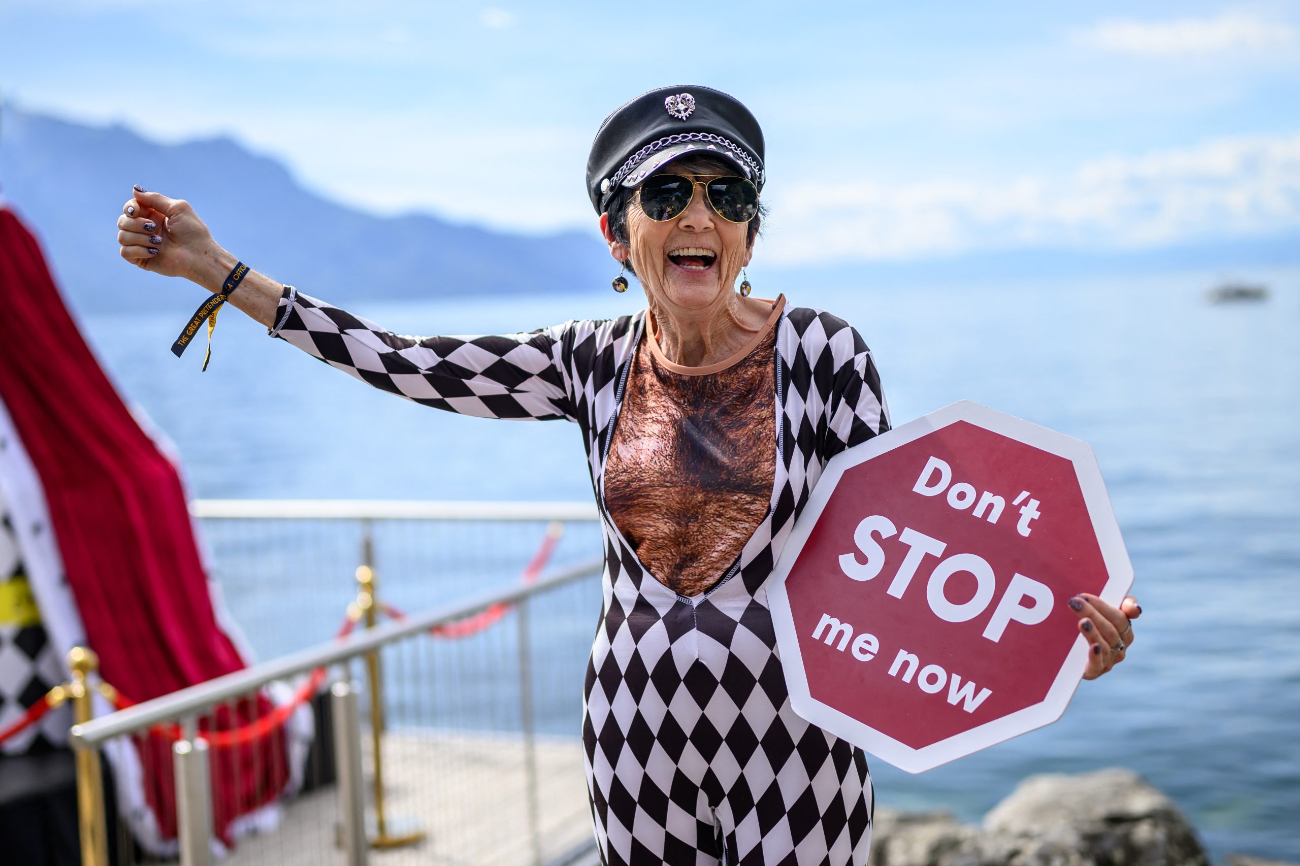 SWITZERLAND-BRITAIN-MUSIC «Don’t Stop Them Now»: Χιλιάδες θαυμαστές γιόρτασαν τα 80 χρόνια από τη γέννηση του Φρέντι Μέρκιουρι