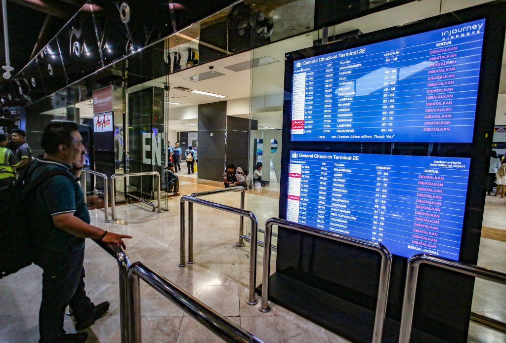 Ινδονησία: Επτά αεροδρόμια παρατείνουν το κλείσιμό τους εξαιτίας ηφαιστειακής έκρηξης – 2.300 πτήσεις ακυρώθηκαν ή θα καθυστερήσουν