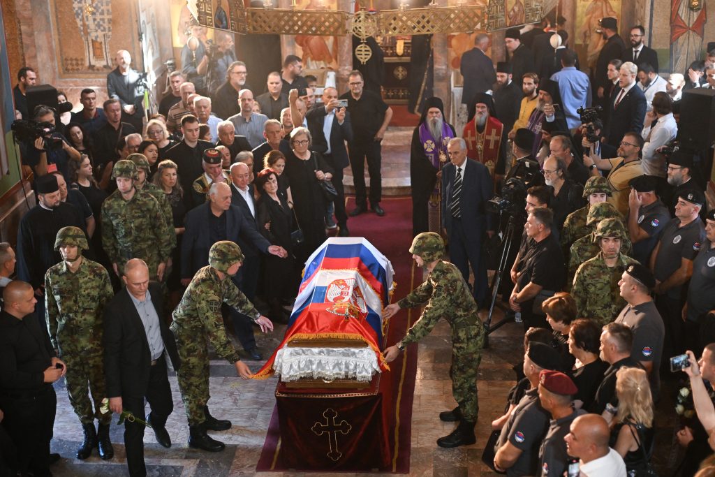 Η Βοσνία απελαύνει δύο Σέρβους διπλωμάτες στον απόηχο της κηδείας του Μλάντιτς με στρατιωτικές τιμές
