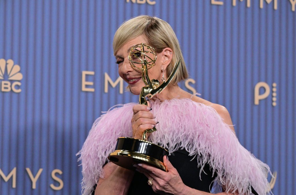 Emmy: Το «Widow’s Bay» έγραψε ιστορία με 14 βραβεία, καλύτερη δραματική σειρά το «The Pitt» – Ρεκόρ για τον Μάθιου Ρις, και 5η διάκριση για τη Ζαν Σμαρτ