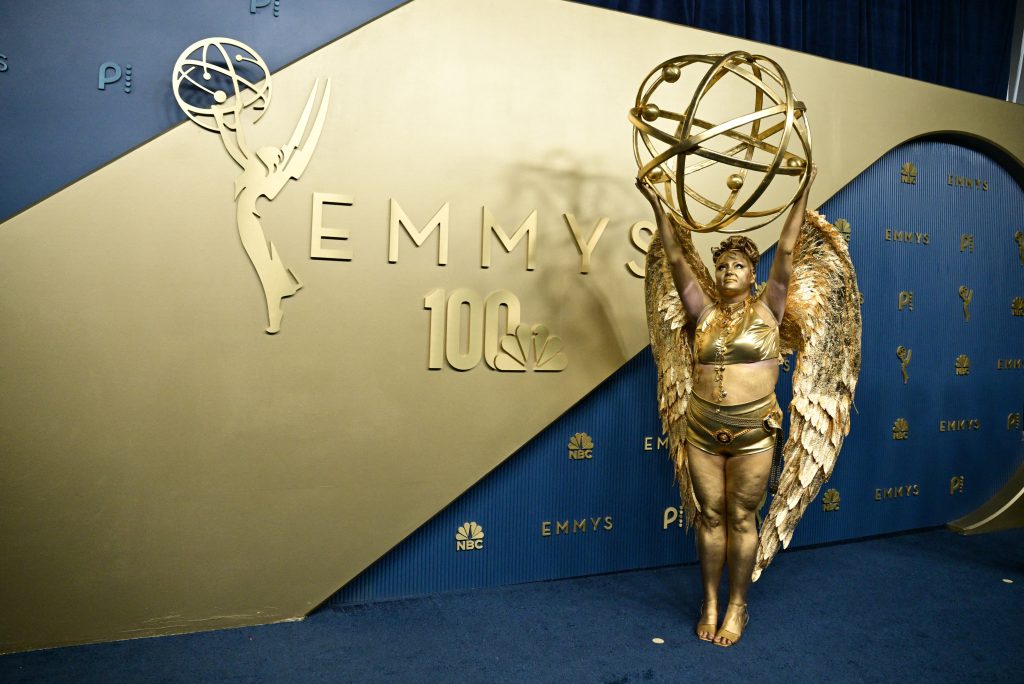 Οι μεγάλες στιγμές των Emmy: Oι εκπλήξεις, τα viral στιγμιότυπα και η «συμμετοχή» της Taylor Swift στο “Law & Order”