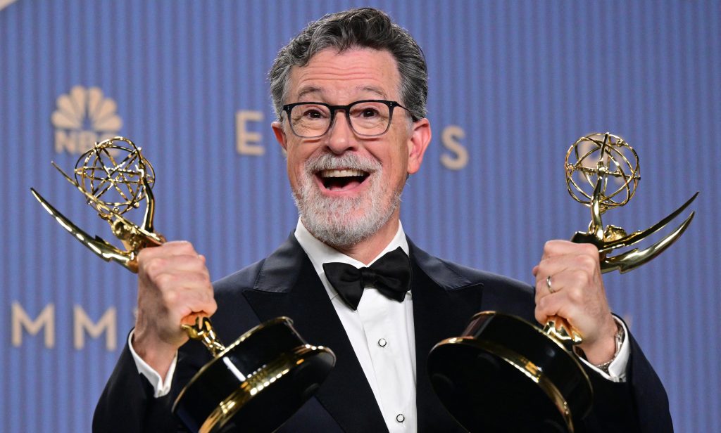 Emmy: Το «Widow’s Bay» έγραψε ιστορία με 14 βραβεία, καλύτερη δραματική σειρά το «The Pitt» – Ρεκόρ για τον Μάθιου Ρις, και 5η διάκριση για τη Ζαν Σμαρτ