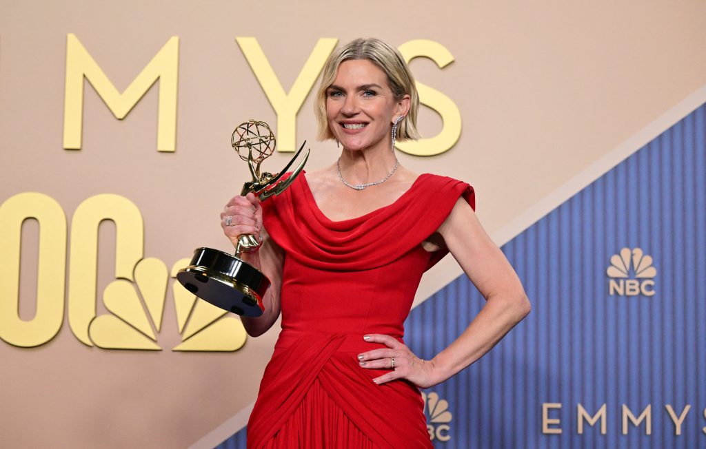 Emmy: Το «Widow’s Bay» έγραψε ιστορία με 14 βραβεία, καλύτερη δραματική σειρά το «The Pitt» – Ρεκόρ για τον Μάθιου Ρις, και 5η διάκριση για τη Ζαν Σμαρτ