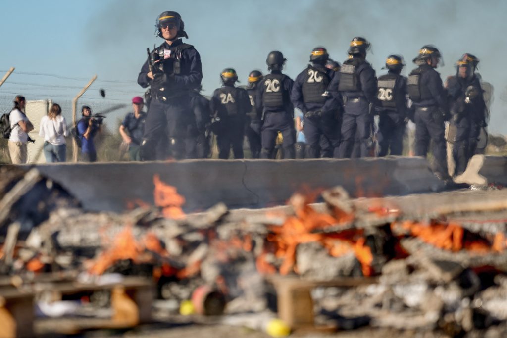 Αντιδράσεις για τις αυξημένες τιμές των καυσίμων σε όλη την Ευρώπη: Επεισόδια στην Γαλλία – Φορολογικές ελαφρύνσεις εξετάζει η Ιταλία