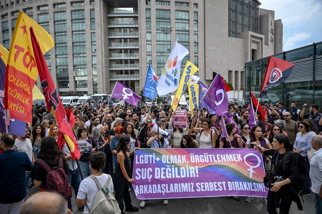 Τουρκία: Νέες συλλήψεις δεκάδων διαδηλωτών στο πλαίσιο της διευρυμένης επιχείρησης του κράτους κατά της ΛΟΑΤΚΙ+ κοινότητας