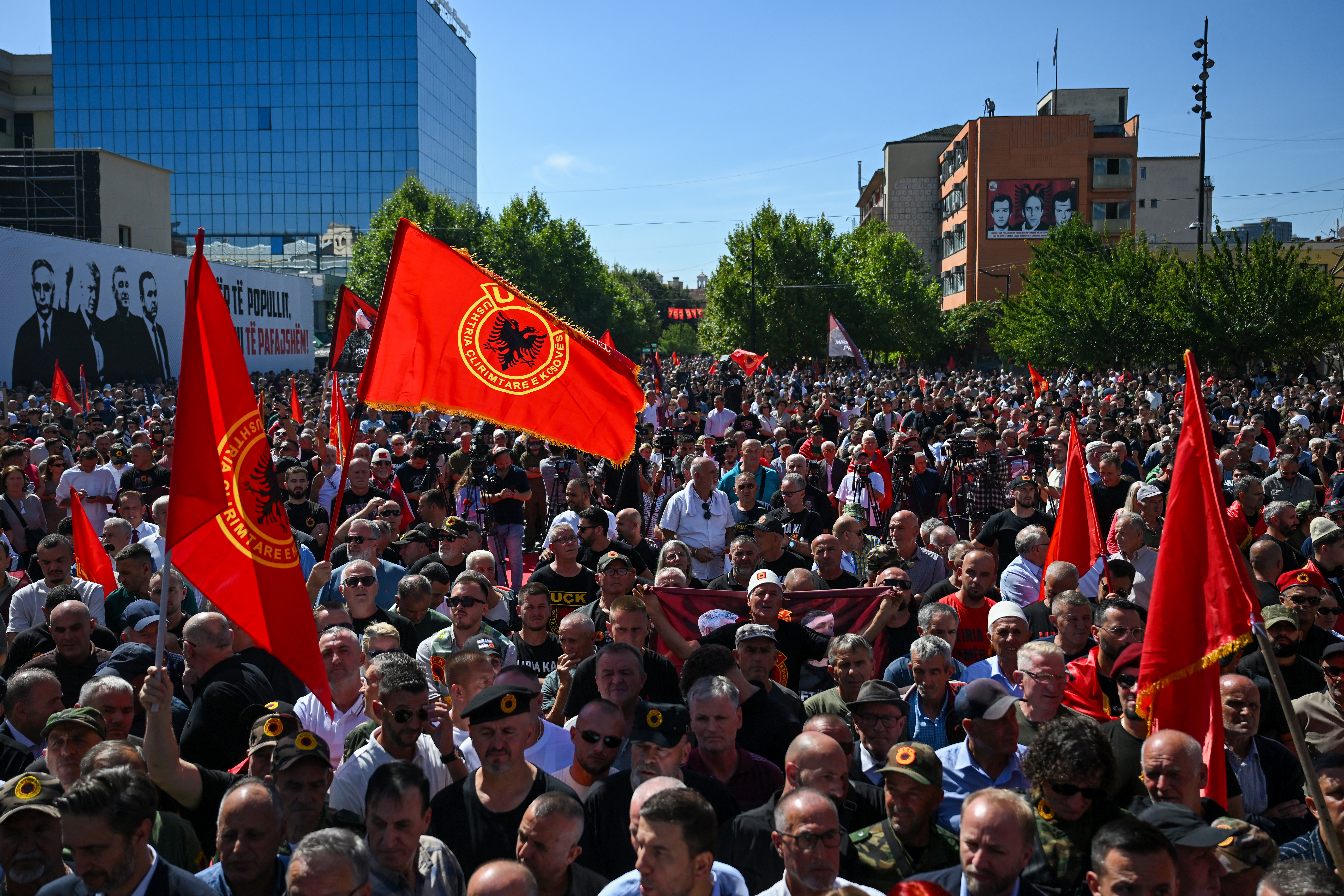 Μαζικές διαδηλώσεις διαμαρτυρίας στο Κόσοβο για την καταδίκη του Χάσιμ Θάτσι ως εγκληματία πολέμου