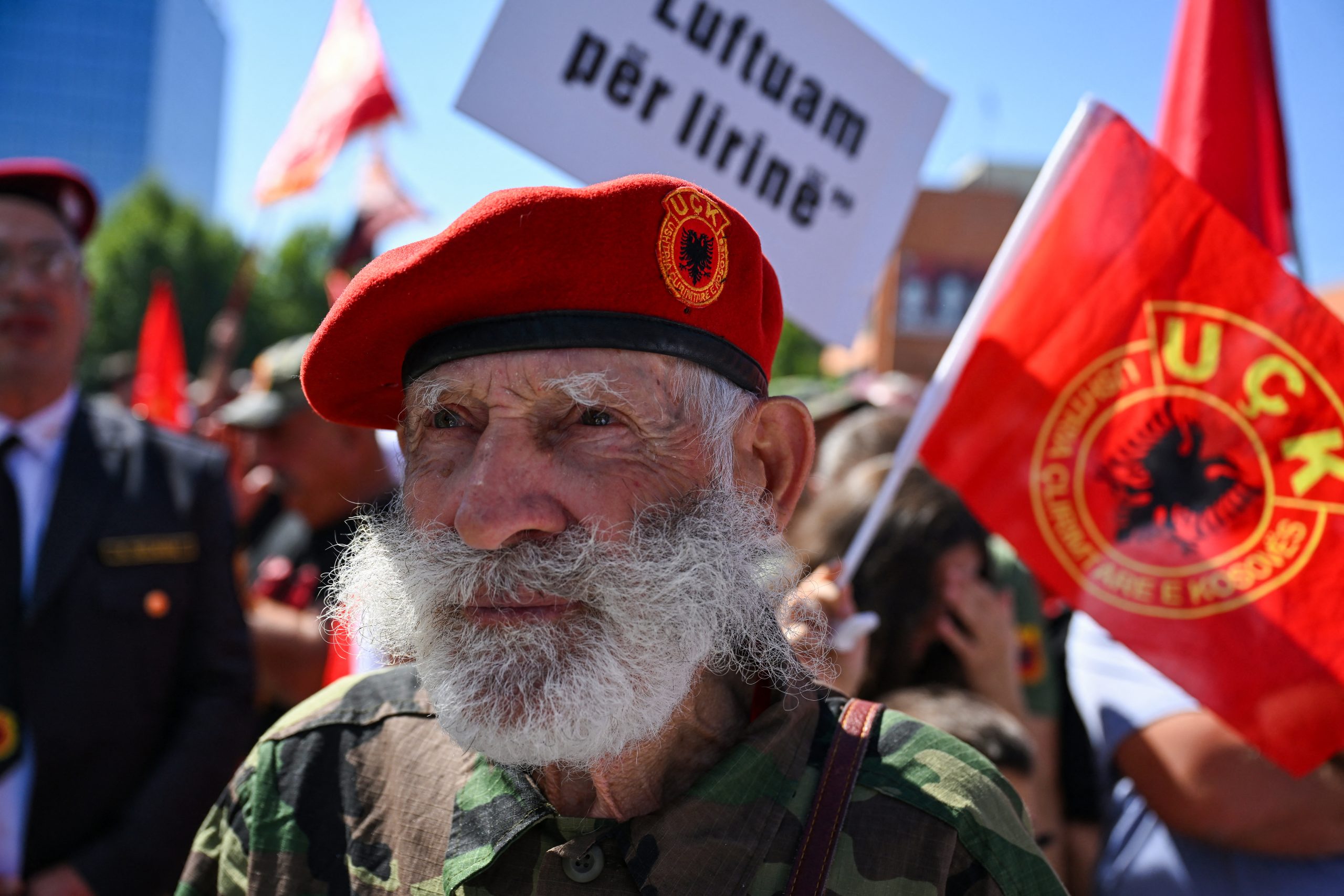 KOSOVO-WAR-CRIME-JUSTICE-DEMO Μαζικές διαδηλώσεις διαμαρτυρίας στο Κόσοβο για την καταδίκη του Χάσιμ Θάτσι ως εγκληματία πολέμου