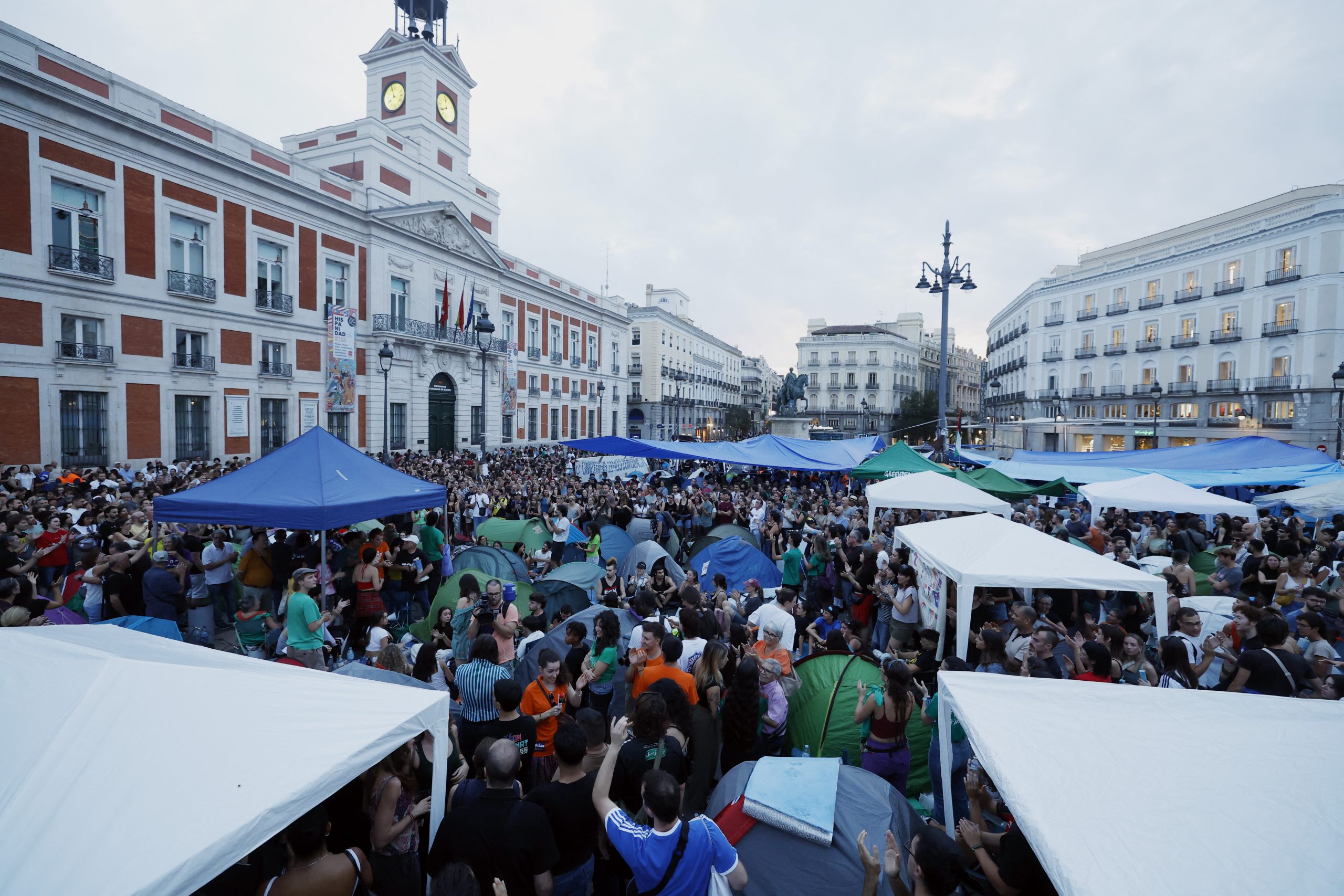 SPAIN-HOUSING-EVICTION-URBAN-PLANNING-CONSTRUCTION-REAL-ESTATE-D Ισπανία: Για δεύτερη νύχτα οι διαδηλωτές στον καταυλισμό της Μαδρίτης για τη στεγαστική κρίση