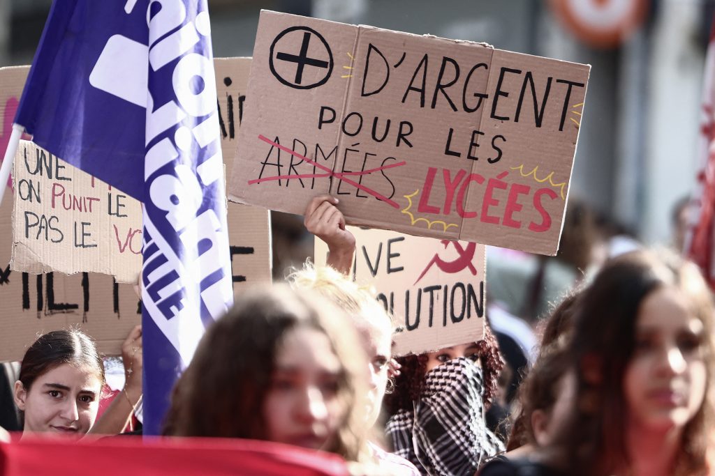 Γαλλία: Καταλήψεις σε εκατοντάδες σχολεία – Συγκρούσεις μαθητών με την αστυνομία