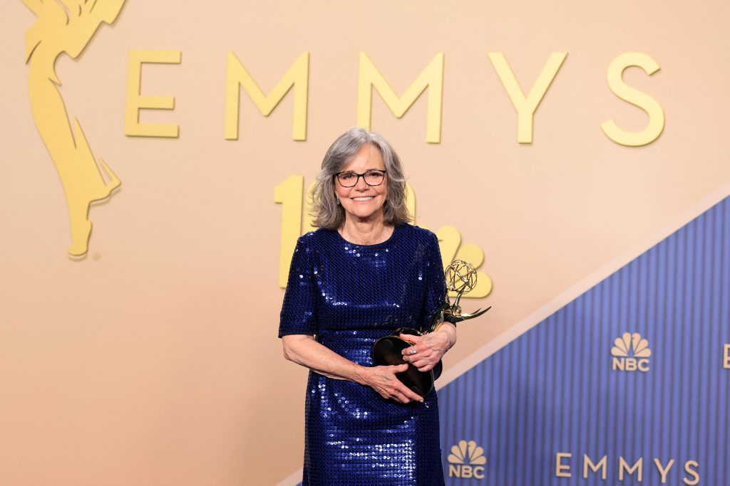 Emmy: Το «Widow’s Bay» έγραψε ιστορία με 14 βραβεία, καλύτερη δραματική σειρά το «The Pitt» – Ρεκόρ για τον Μάθιου Ρις, και 5η διάκριση για τη Ζαν Σμαρτ