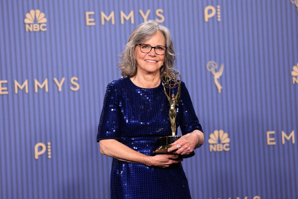 Emmy: Το «Widow’s Bay» έγραψε ιστορία με 14 βραβεία, καλύτερη δραματική σειρά το «The Pitt» – Ρεκόρ για τον Μάθιου Ρις, και 5η διάκριση για τη Ζαν Σμαρτ