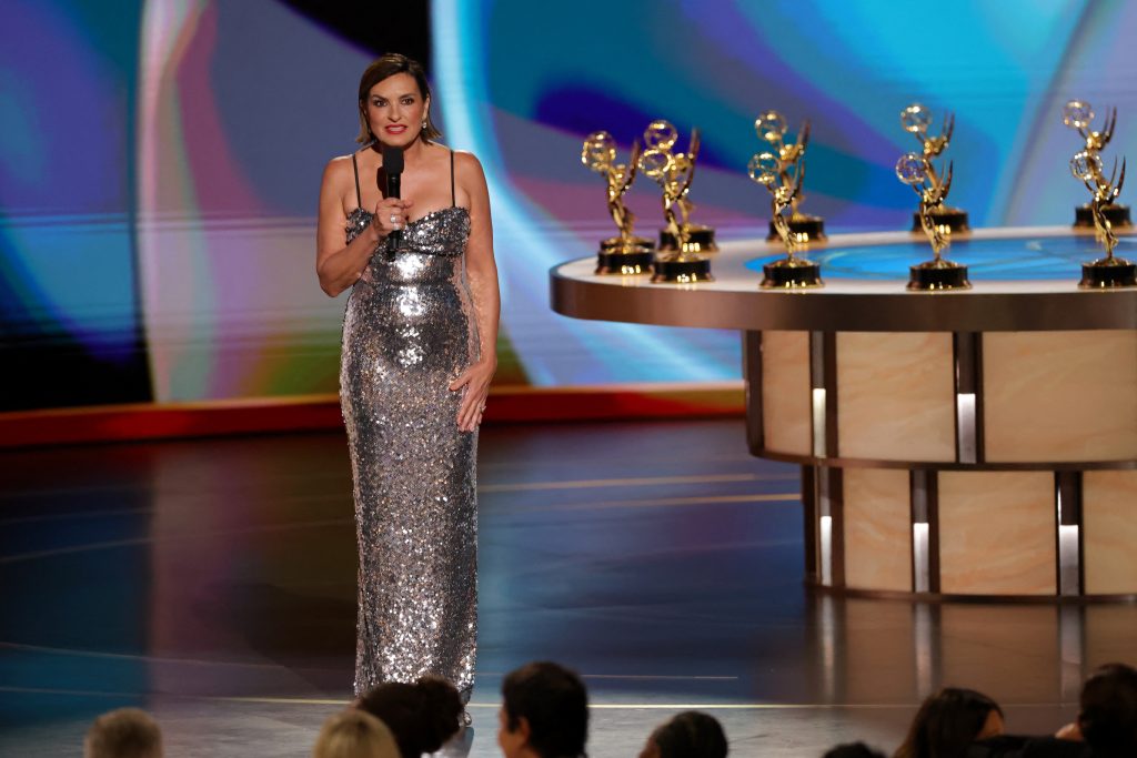 Emmy: Το «Widow’s Bay» έγραψε ιστορία με 14 βραβεία, καλύτερη δραματική σειρά το «The Pitt» – Ρεκόρ για τον Μάθιου Ρις, και 5η διάκριση για τη Ζαν Σμαρτ