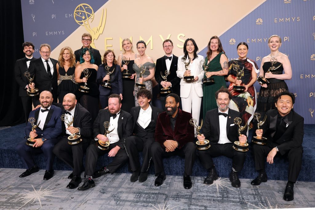 Emmy: Το «Widow’s Bay» έγραψε ιστορία με 14 βραβεία, καλύτερη δραματική σειρά το «The Pitt» – Ρεκόρ για τον Μάθιου Ρις, και 5η διάκριση για τη Ζαν Σμαρτ